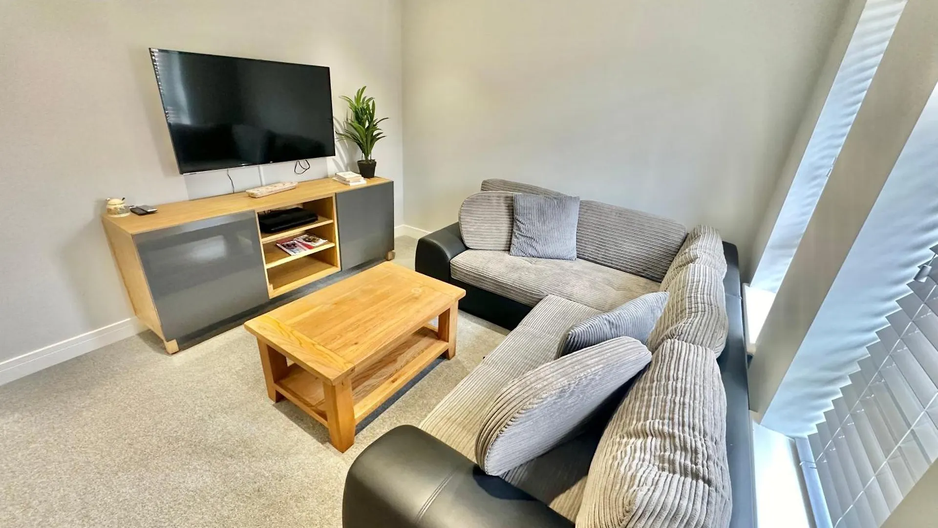 Spacious Modern Bungalow With Garden, Hot Tub, Gas Bbq And Sky Sports! Bournemouth Holiday home